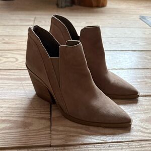 Vince Camuto Gardenia booties size 8 - see pics for wear